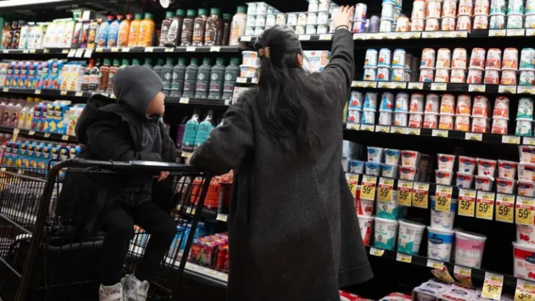 US economic growth slows despite consumers spending