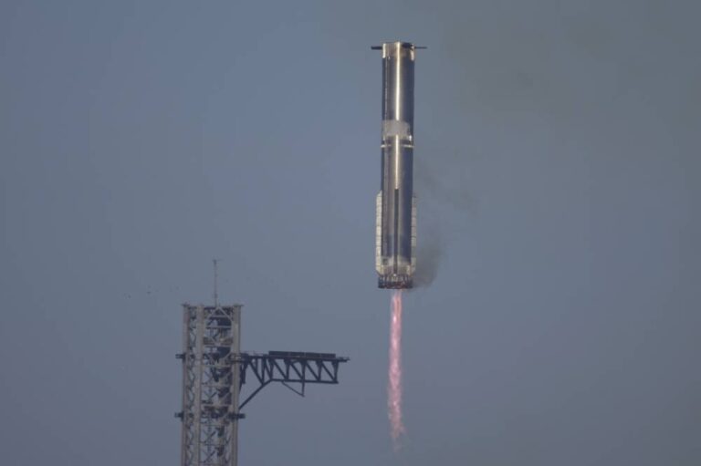 SpaceX loses shuttle after catching rocket booster