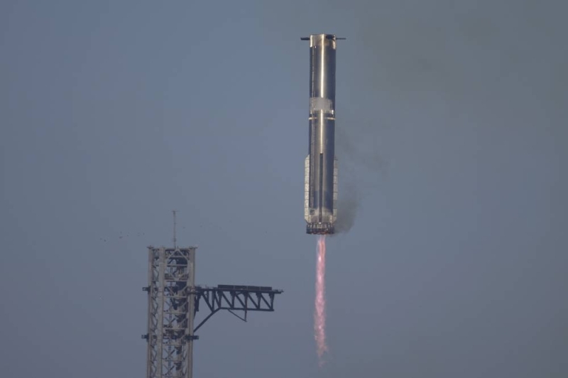 SpaceX loses shuttle after catching rocket booster