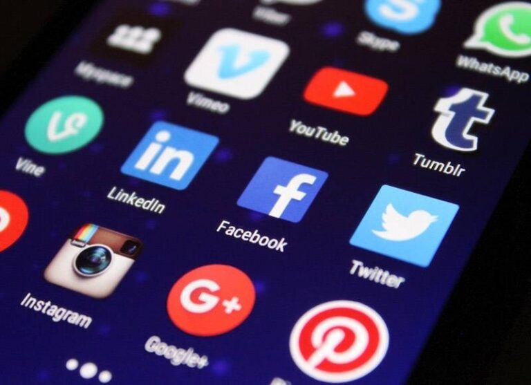 The Social Media Charge: A comparison with the hypothesis of data overflow